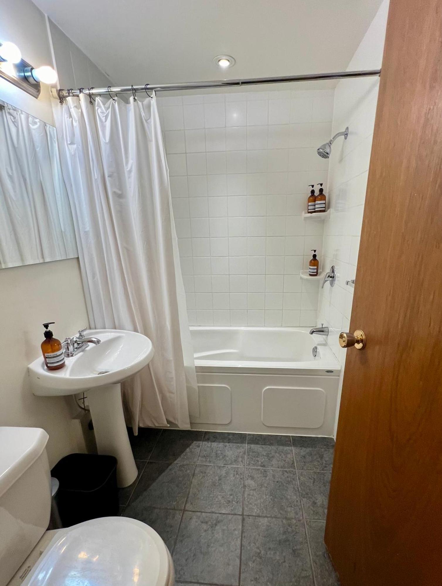 וונקובר Charming Heritage Home With Mountain And City Views מראה חיצוני תמונה